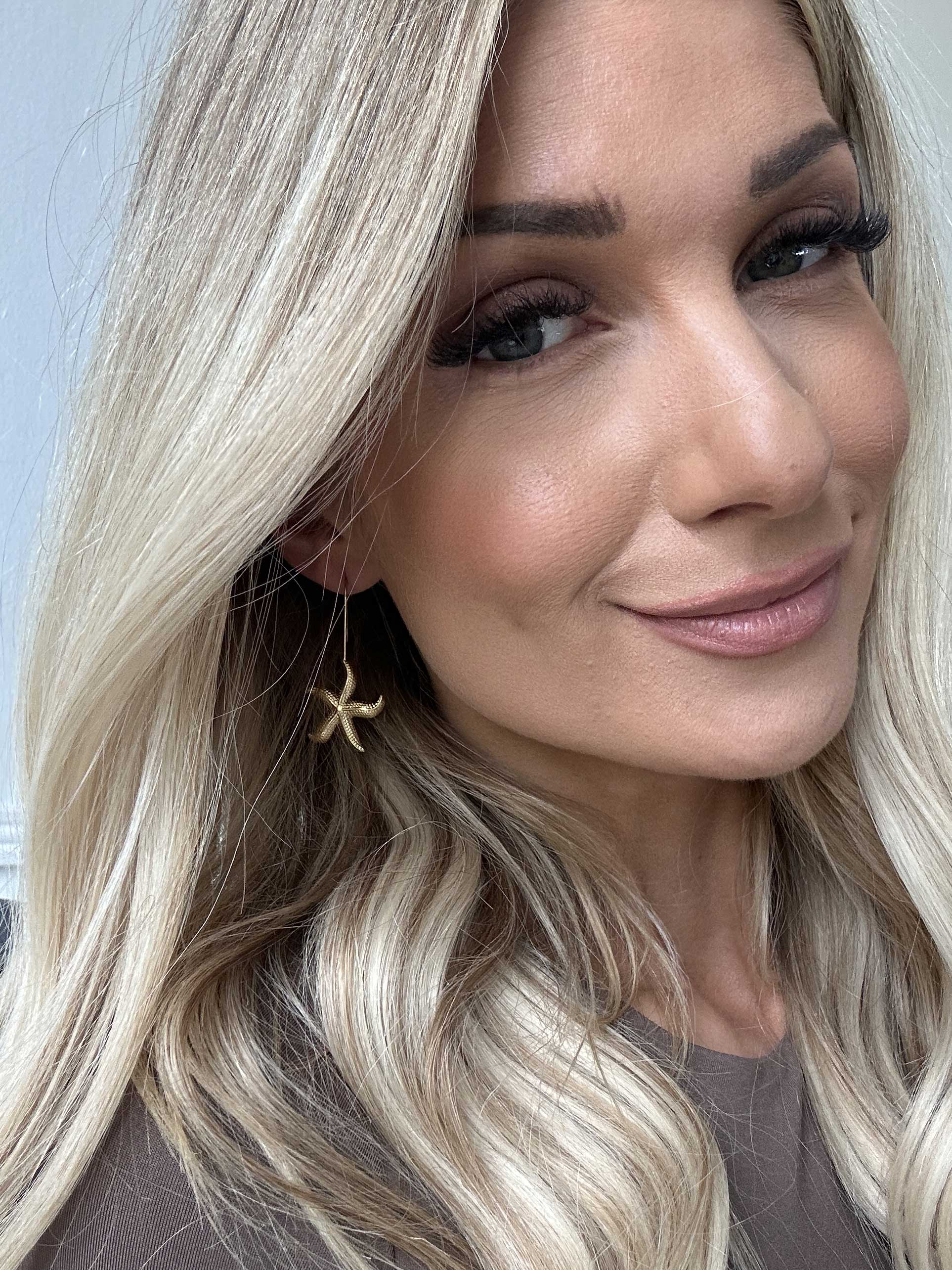 Lottie - Guldiga örhängen med sjöstjärnehäng